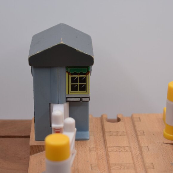 Hatt St. Crossing Works VGUC Learning Curve Lights Thomas Train Wooden Railway - Picture 7 of 10